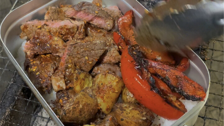 Cơm bít tết nướng, tan làm đói rồi, ăn tạm chút cho qua bữa.