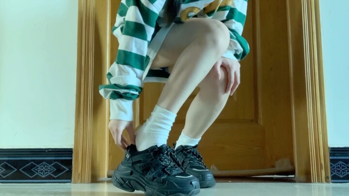 รองเท้าลำลองสีดำ