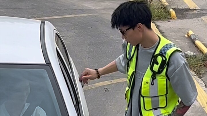 Driving instructor goes viral for looking just like Li Yunrui—more female students than male ones ar