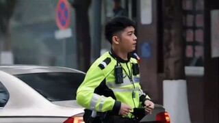 女子偶遇大包高颜值执勤交警，痞帅气质氛围感拉满！！！