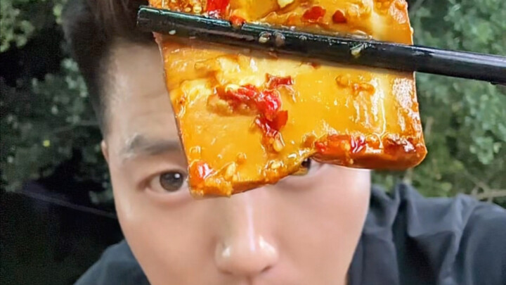 แผงลอยข้างถนนในเมืองปลอบประโลมเหล่านักรบผู้กล้าหาญทุกคนที่สู้ชีวิตอย่างไม่ย่อท้อ! ลี่ฉี่!