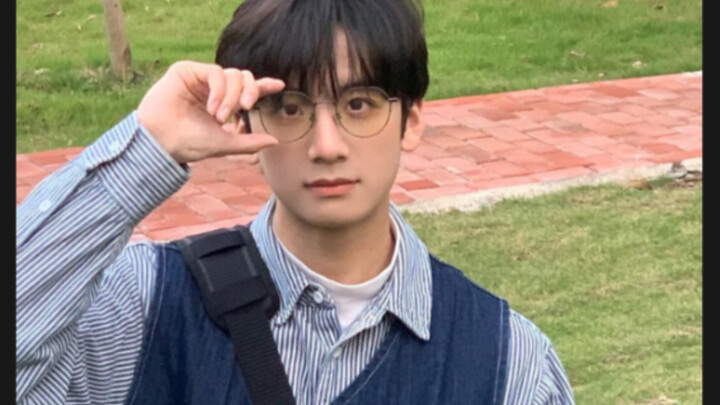 Waduh, pakai kacamata aja bisa ganteng begini