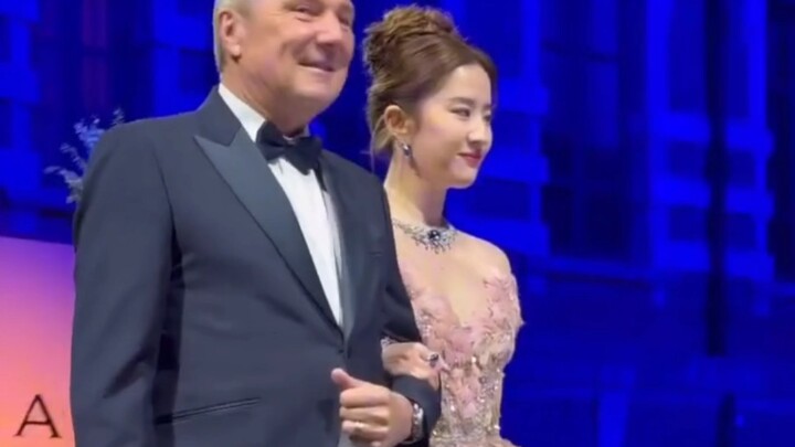 บารมีของแบรนด์แอมบาสเดอร์บูการี! ประธานบริษัทถึงกับเชิญเจ้าหญิงมาร่วมงานด้วยตัวเอง งานกาล่าดินเนอร์ค