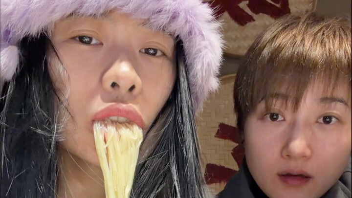 Tempat Tidur: Bukannya dia yang sakit?