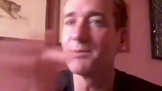 你能想象近视的演员，是怎样在大雾里找到搭档的吗？《傲慢与偏见》经典告白镜头 是导演挥舞红色羽绒服，“斗牛式”完成的，太抽象了！