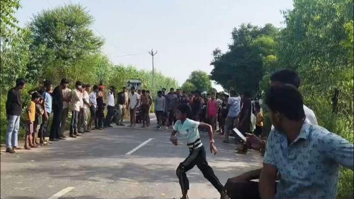 🎬 标题印度乡村1600米赛跑太燃了！🔥🏃‍♂️🇮🇳📖 文案没有专业体育场，只有一条乡村公路；没有豪华设备，只有拼尽全力的年轻人！🔥在印度全国体育日，一场激烈的 1600米乡村赛跑 在印