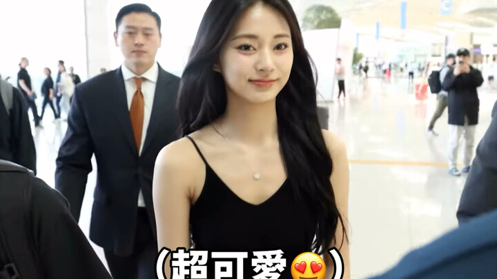 Even reporters were amazed by Zhou Ziyu's beauty.