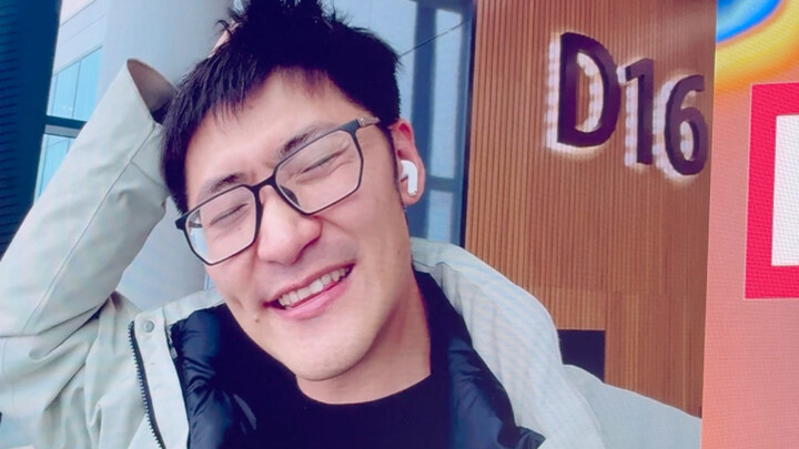 لماذا صادف أنني أنا من واجهت أول مرة يفوّت فيها تيم الحضور الشخصي بسبب تأخير الرحلة؟