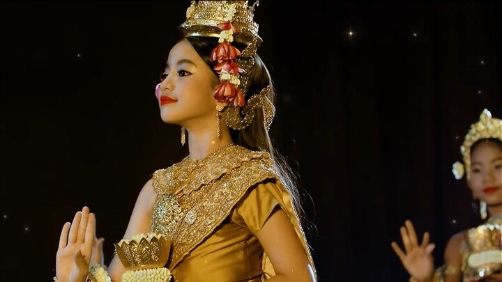 Công chúa Campuchia Norodom Jenna biểu diễn điệu múa chào năm mới