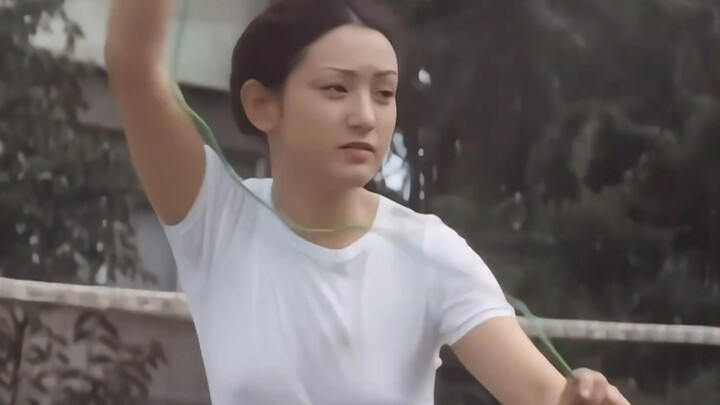 استغلت المعلمة وقت الفراغ لمساعدة الطلاب على تحسين لياقتهم البدنية، لكن لم يتوقع أحد أن أحدهم سيتقاع