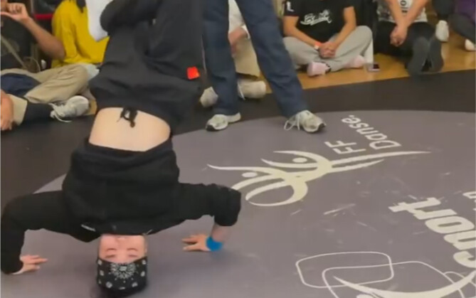 French Worlds: Chinese Athlete Wins the Match—Congratulations!