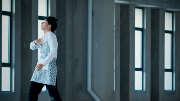 เธอเป็นเด็กไร้ประโยชน์ กระจกเต้นรำในบ้านไว้ใช้เอง