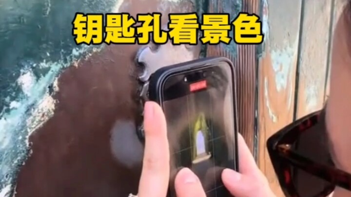 Nhìn cảnh qua lỗ khóa