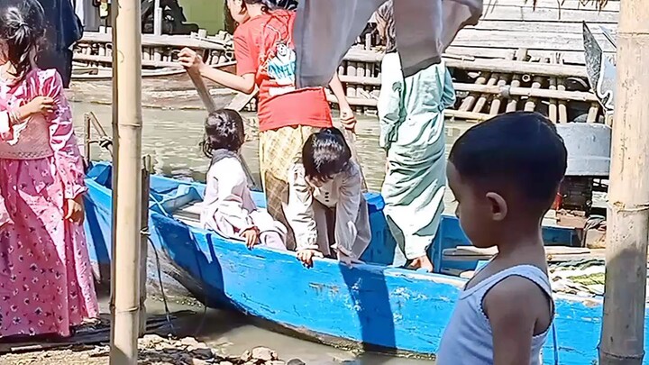 bermain di atas perahu