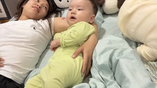โอ้โห! ตัวเล็กมาก ๆ เลย! เขาอายุแค่แปดเดือนเอง แถมยังตัวใหญ่ขนาดนี้อีกต่างหาก พนันได้เลยว่าในอนาคตเข