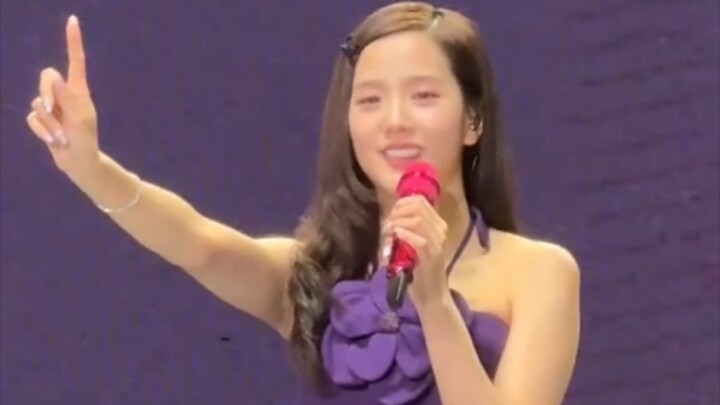 Jisoo, gadis nomor satu—langsung dinyanyikan dengan begitu segar dan mempesona!