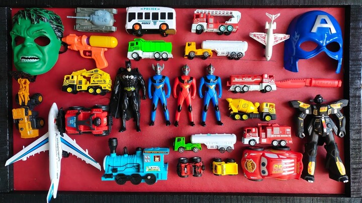 menemukan mainan ultraman, transformer, batman, mobil polisi, pemadam, topeng hulk, capatain amerika