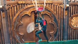 pria ini tidak sengaja menjatuhkan teman Nya dari gedung pencakar langit