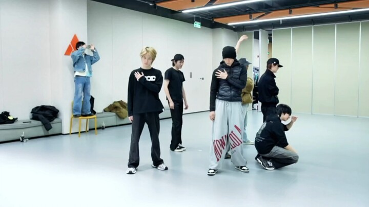 Versi ruang latihan — Mendaki Puncak (paling suka menari dengan busana pribadi)