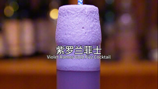 Violet Fizz: Misterius dan mulia, bartender mengocok koktail ini tanpa henti, melambangkan keabadian
