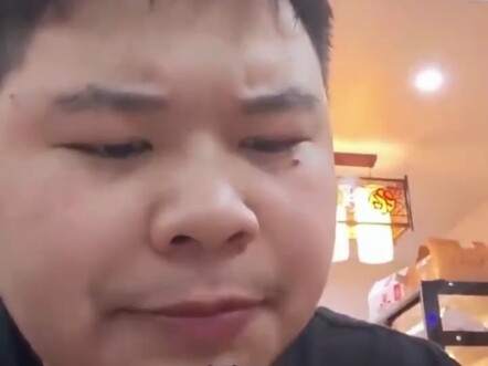 Pelanggan memesan keripik kentang tapi tidak habis; sang pemilik mencicipi hidangan untuk mencari ta