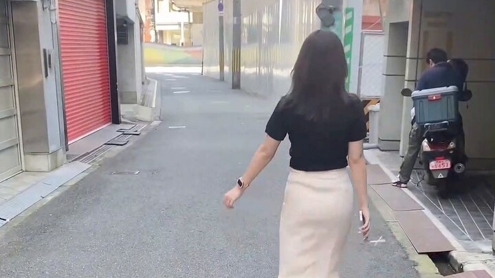 被妹妹的朋友踩...