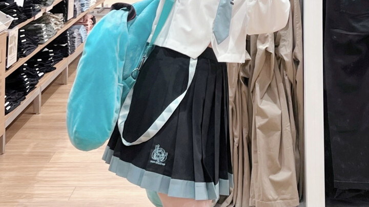 Lần này đến lượt tôi bước vào thế giới của bạn~ Hatsune Miku vạn tuế! Khoác lên bộ đồng phục nữ sinh