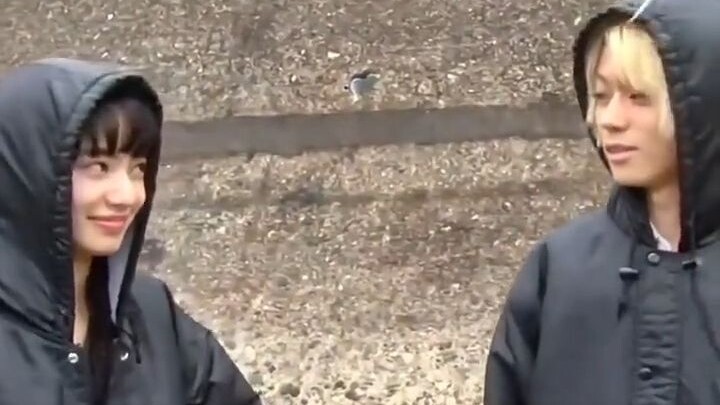 Ah, bisa banget berpura-pura minum soda pakai gelas, kayak Nana yang ngejar dia aja. Siapa yang diam