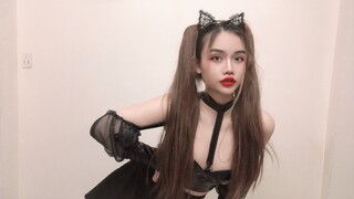 Bình này để uống trà. Hoa thơm để ngắm. Em là để yêu.🌸Emi🌸