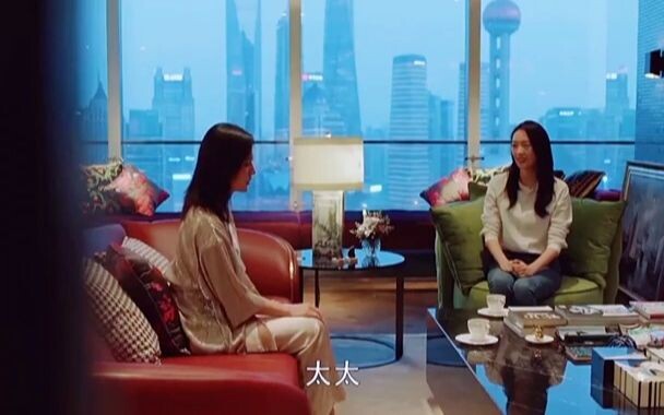 Pindah ke kawasan elite tapi tak bisa masuk lingkaran orang kaya; lantai yang berbeda mencerminkan p