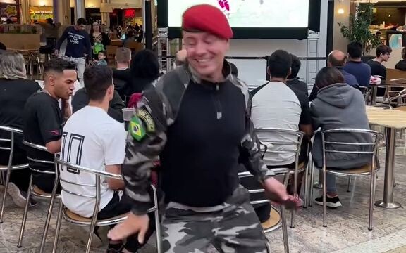 军人可以当众干这种事吗？