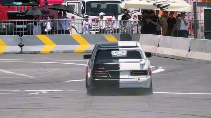 Mercedes Crashes Straight Into The Divider
