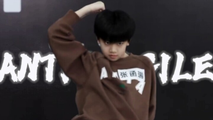 طالبة مدرسة إعدادية عام ٢٠٠٩ تُغطي بنفسها كتاب "مضاد الهشاشة" لفرقة LESSERIFIM | تقييم مارس للمتدربة