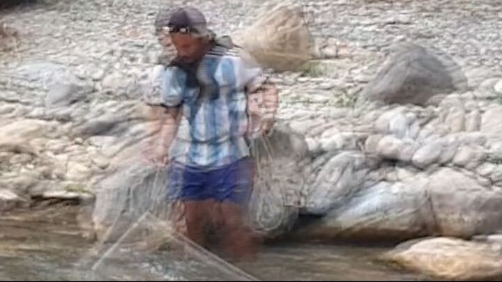 cast net fishing in Nepal | himalayan trout fishing with handmade cast net |