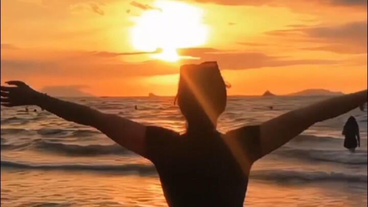 Philippines Beach Sunset Moment 🌅🇵🇭  Golden light, gentle waves, and a peaceful heart 🌊💛