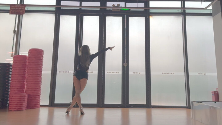 Menari ulang koreografi yang cantik