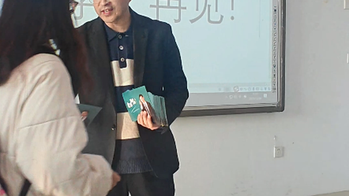Ujian akhir sudah tiba! Guru Song memberikan kartu pos bertanda tangan sebagai perpisahan dengan par
