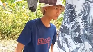 mana yg bener makan pake ayam apa makan sama ayam🤣