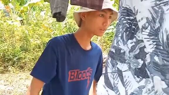 mana yg bener makan pake ayam apa makan sama ayam🤣