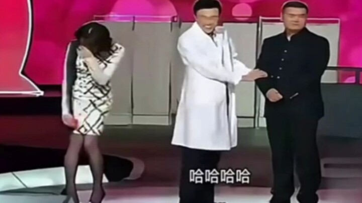 Đổng Khanh cười đến mức mất hết phong độ, ngồi bệt xuống đất mà vẫn không nhịn được cười