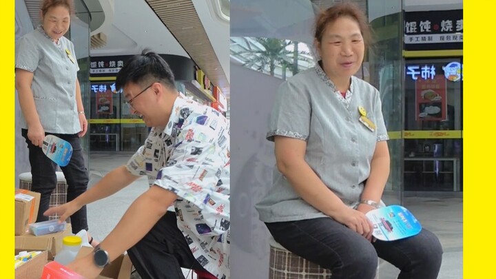 Bác lao công nhìn tôi mở hàng, liền nói: “Con mèo của anh sướng quá!”