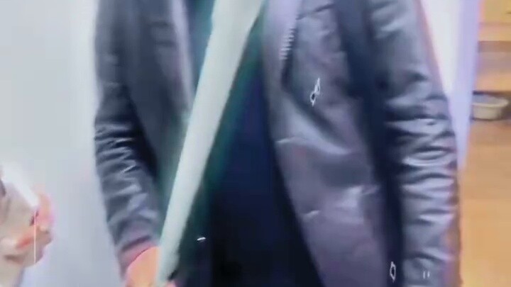 "Tôi tới đây để mở khóa, anh có tin tôi không?"