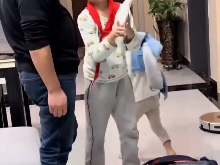 الأخ الأكبر عاد من المدرسة بتعالي شديد، أما الأخت الصغيرة فرفعت قيمة المشاعر إلى أقصاها...