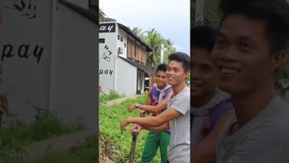 Foreigner surprises Filipinos in Bisaya language! 🤣 #prank #foreignerspeaksbisaya #shorts