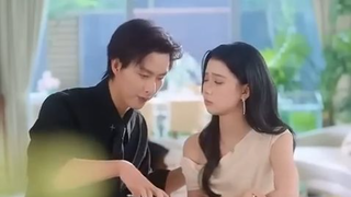 Dia menikahi CEO dingin mengira itu kontrak, tapi dia memanjakannya dan lengket