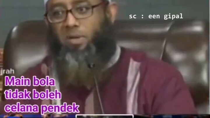 Main Bola Memakai Celana Pendek Haram
