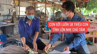 Trao tiền và 1 tấn đậu nành của MTQ gởi cho chú Tám để nấu tàu hũ cho bà con khu phong tỏa