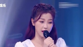 Yu Shuxin menyanyikan lagu tema "Little Beautiful" secara acapela dengan suara yang manis dan indah