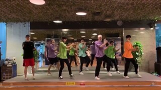 【التنقيب عن تشانغ يوان】 في برنامج "الإبداع 3" يرقص مع إخوته من "الإبداع 2" على الأغنية الرئيسية لـ "