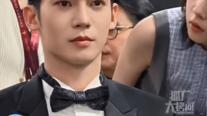 This segment at the Hundred Flowers Awards is hilarious: Yang En said, “He looked a bit like Yu Shi,
